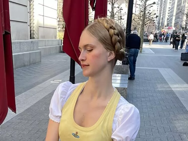 Застаріла зачіска знову стала гарячим трендом: як зробити косу milkmaid