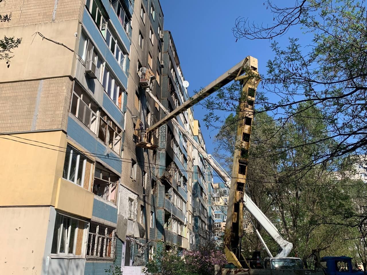 У Кам'янському БПЛА поцілив у багатоповерхівку: є загиблий, серед поранених – дитина. Фото