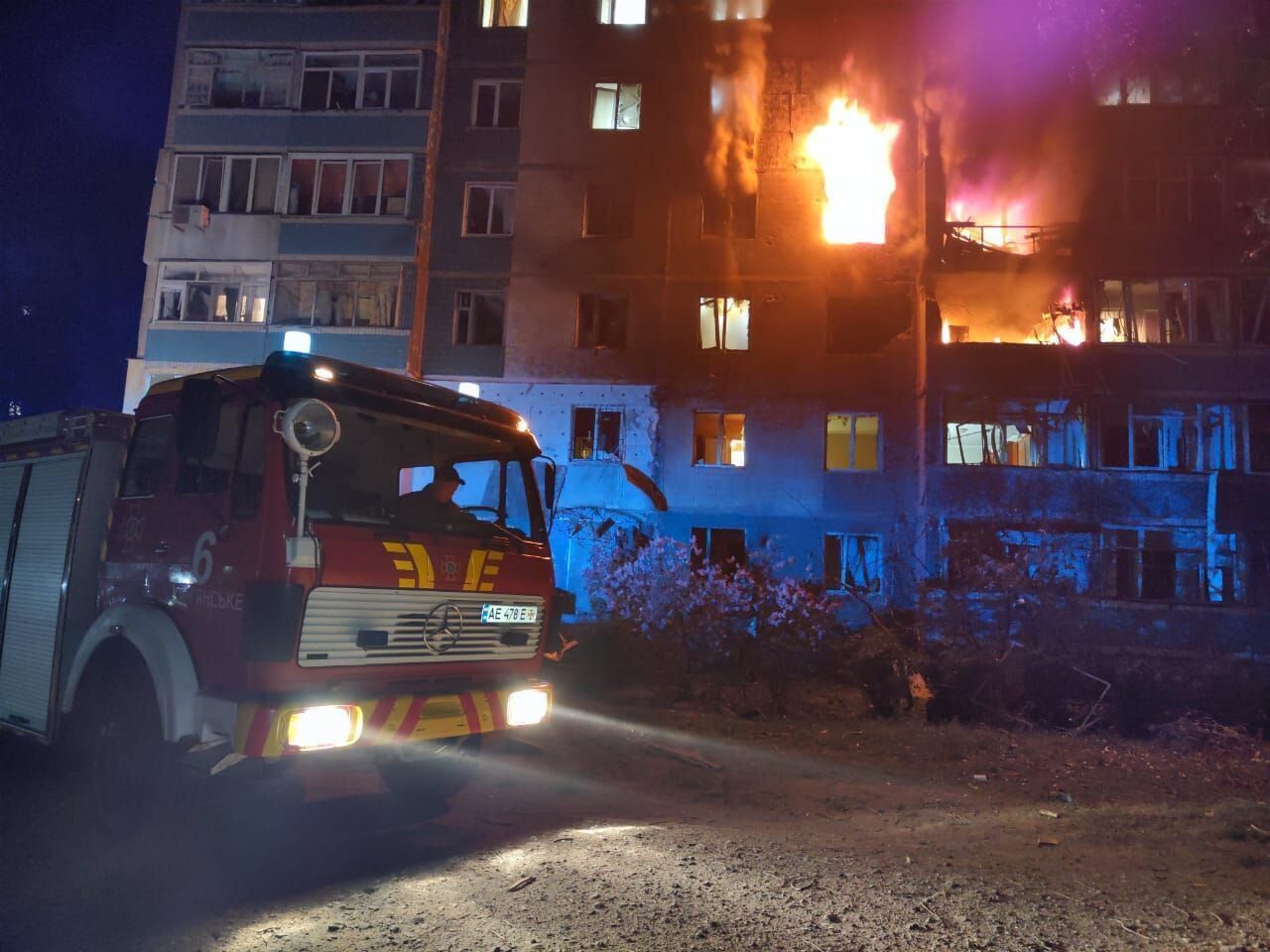 У Кам'янському БПЛА поцілив у багатоповерхівку: є загиблий, серед поранених – дитина. Фото