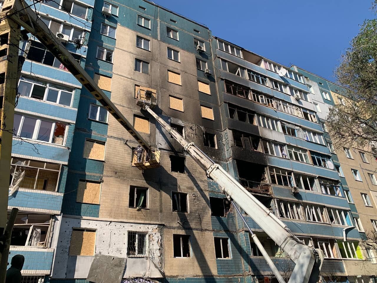 У Кам'янському БПЛА поцілив у багатоповерхівку: є загиблий, серед поранених – дитина. Фото