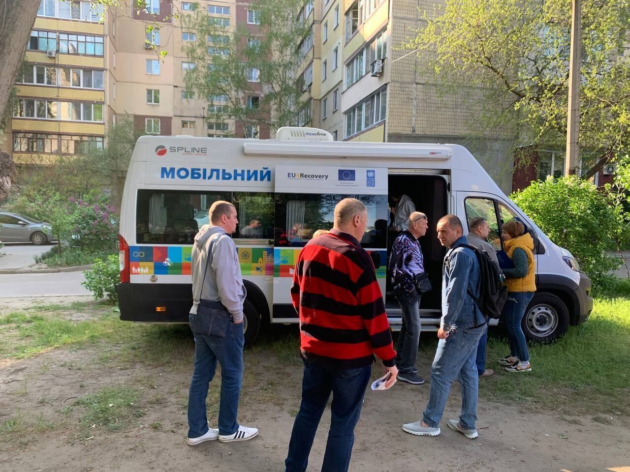 У Кам'янському БПЛА поцілив у багатоповерхівку: є загиблий, серед поранених – дитина. Фото