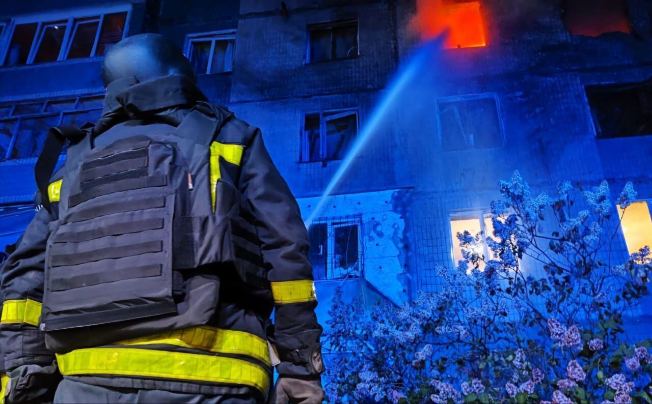 У Кам'янському БПЛА поцілив у багатоповерхівку: є загиблий, серед поранених – дитина. Фото