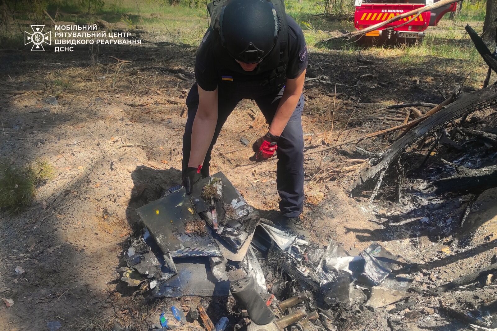 У ДСНС показали уламки "Шахедів", знайдених на Київщині після чергової атаки РФ. Фото