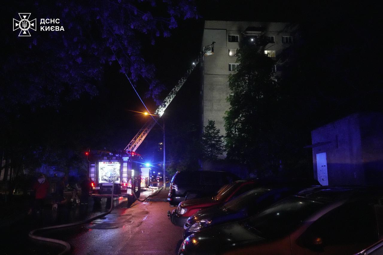 У Києві вночі загорілася багатоповерхівка: врятували 14 осіб. Фото