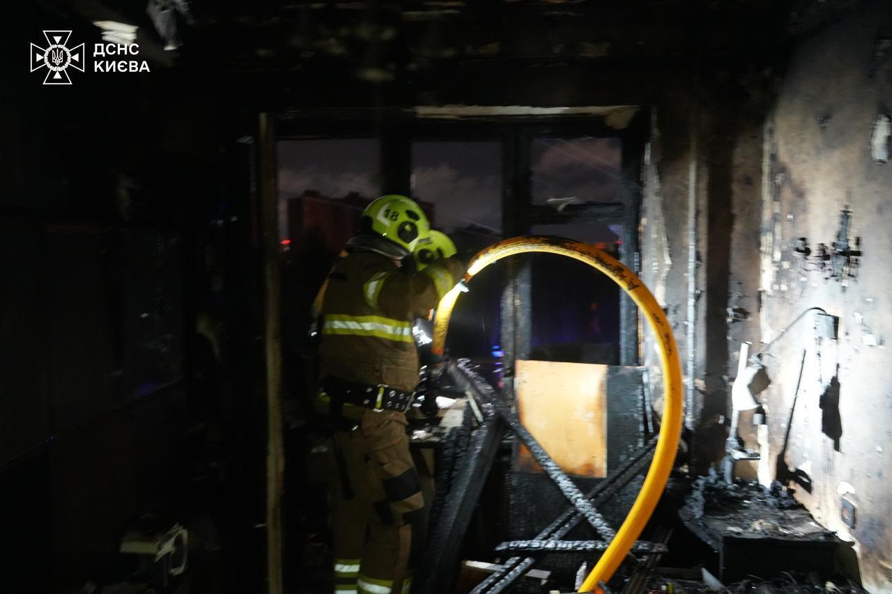У Києві вночі загорілася багатоповерхівка: врятували 14 осіб. Фото