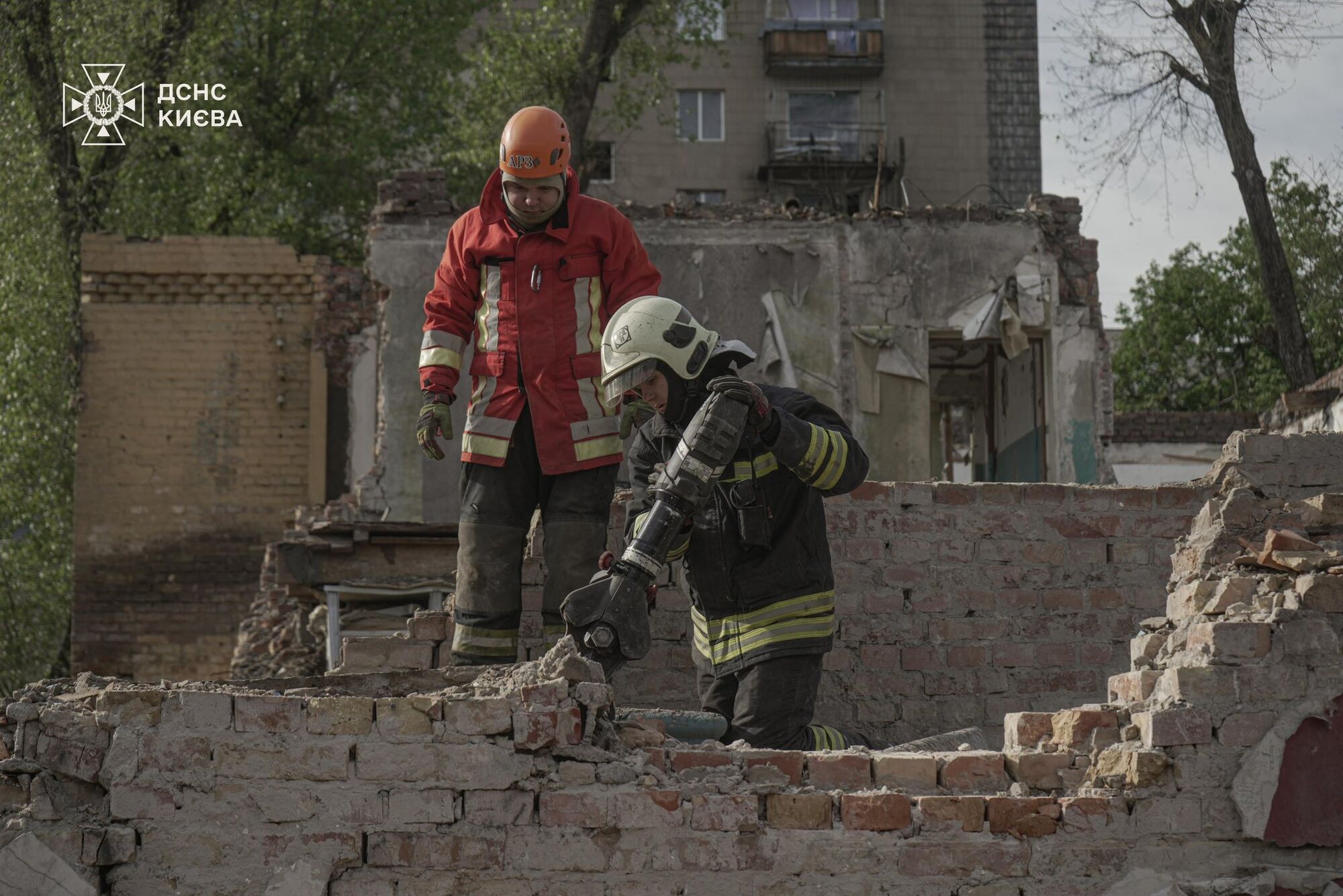 В ГСЧС показали место российского удара по Киеву: разбор завалов продолжается. Фото
