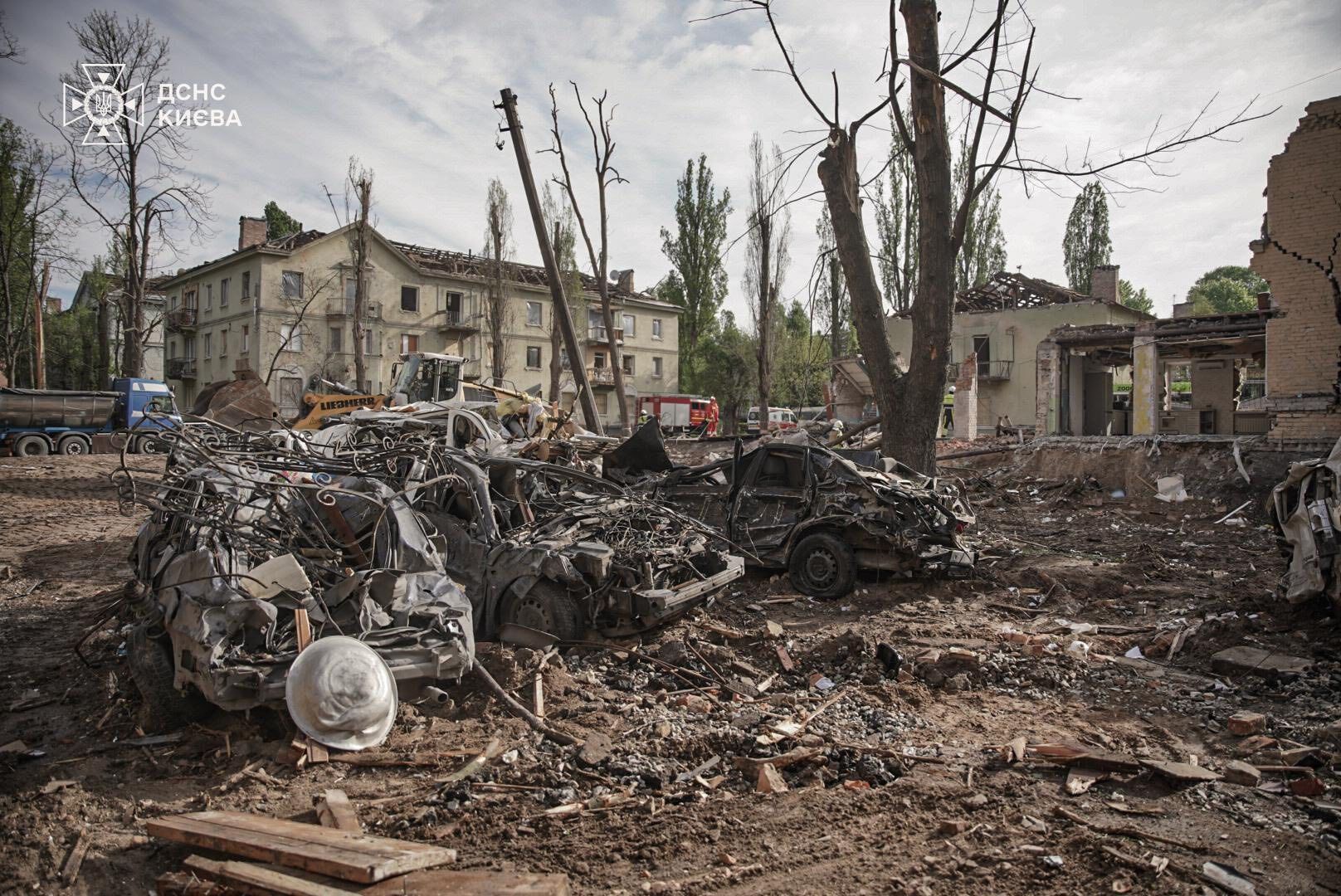 В ГСЧС показали место российского удара по Киеву: разбор завалов продолжается. Фото