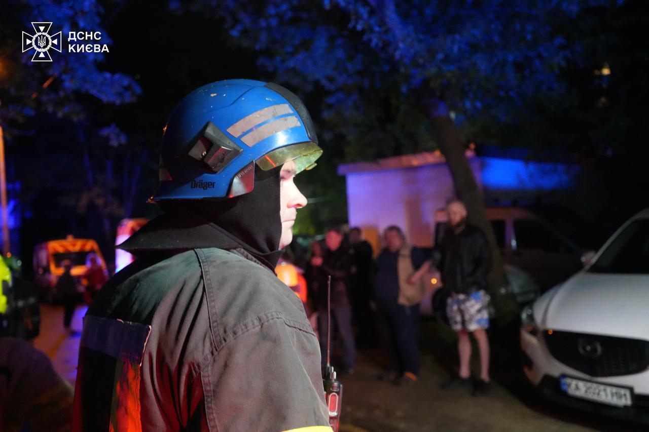 У Києві вночі загорілася багатоповерхівка: врятували 14 осіб. Фото