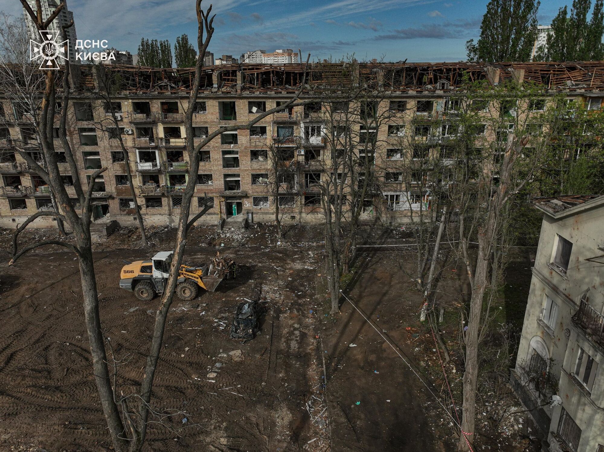 В ГСЧС показали место российского удара по Киеву: разбор завалов продолжается. Фото
