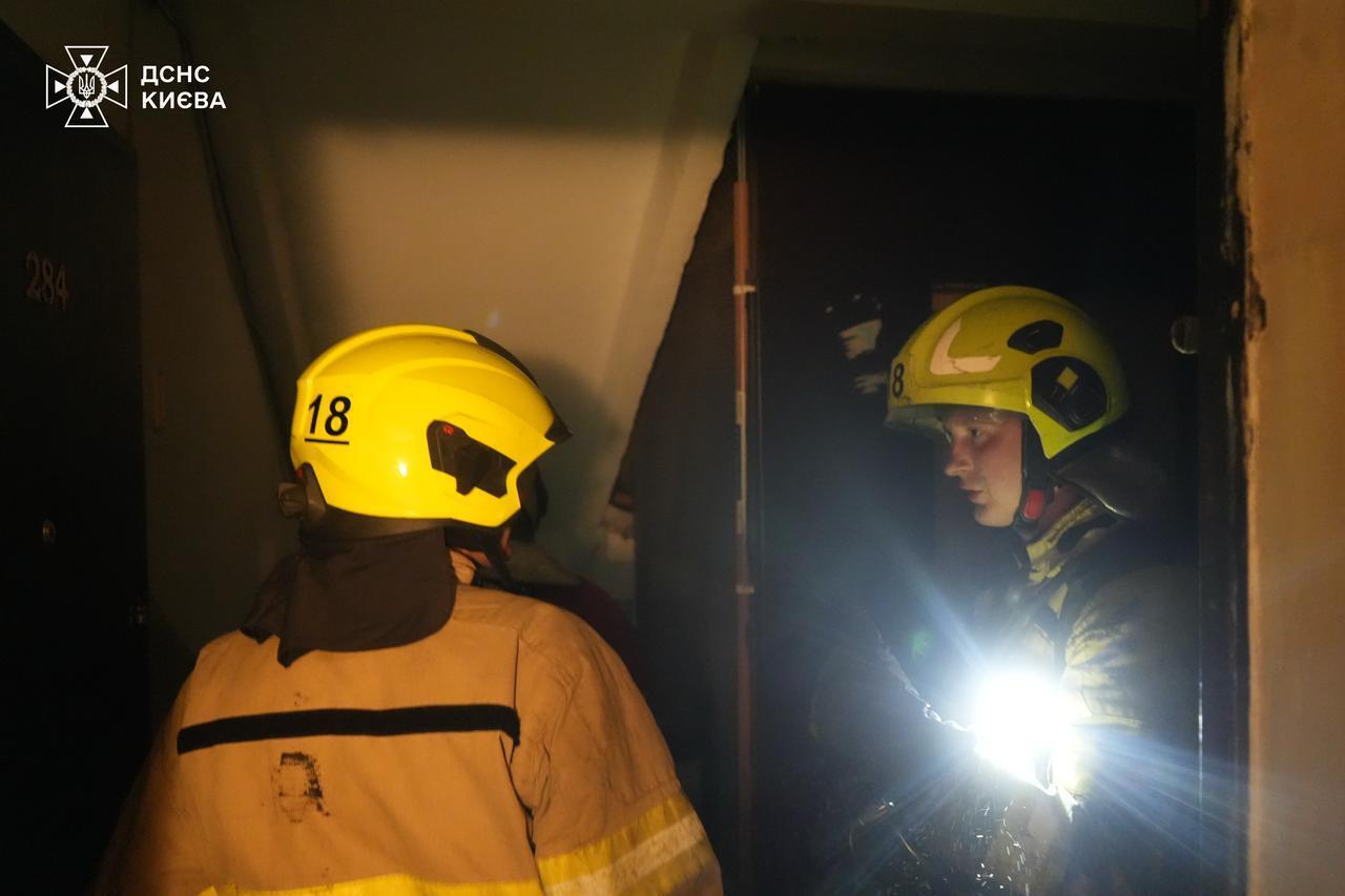У Києві вночі загорілася багатоповерхівка: врятували 14 осіб. Фото