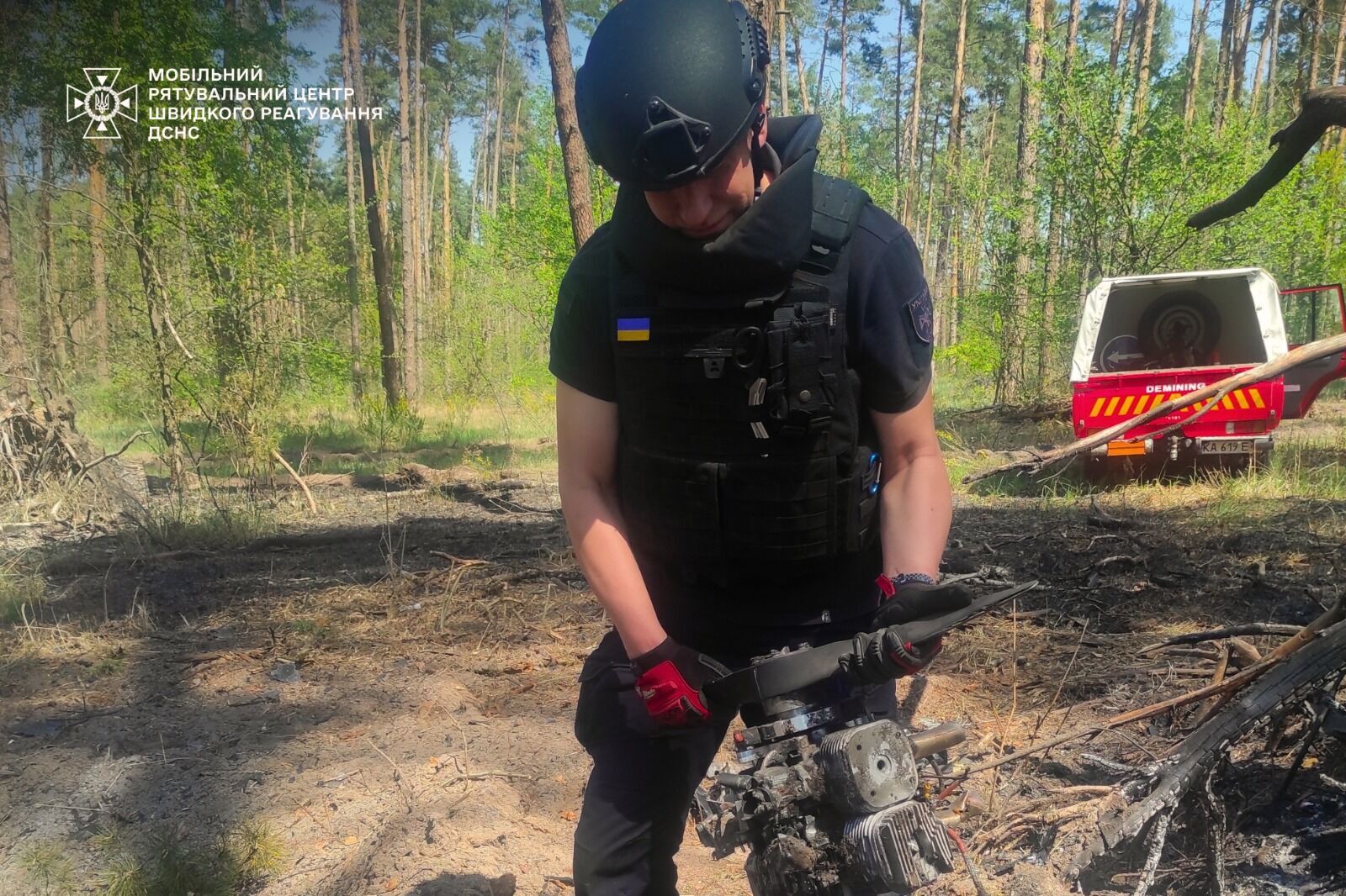 У ДСНС показали уламки "Шахедів", знайдених на Київщині після чергової атаки РФ. Фото
