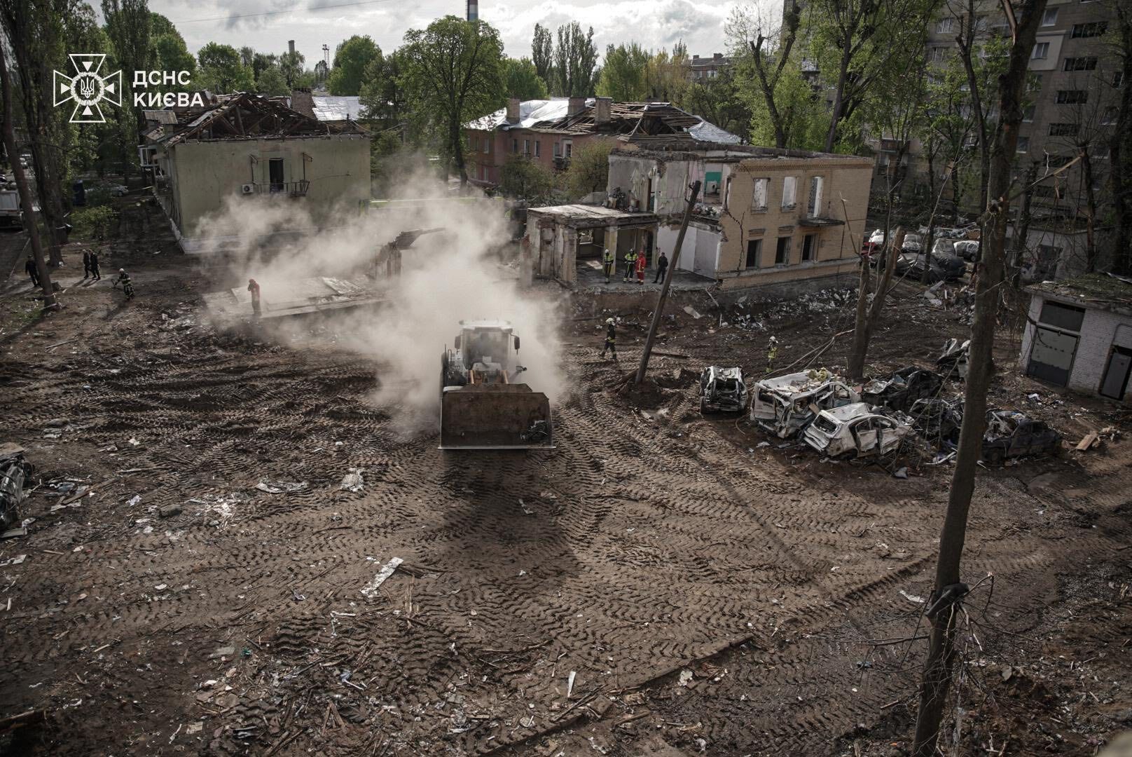 В ГСЧС показали место российского удара по Киеву: разбор завалов продолжается. Фото