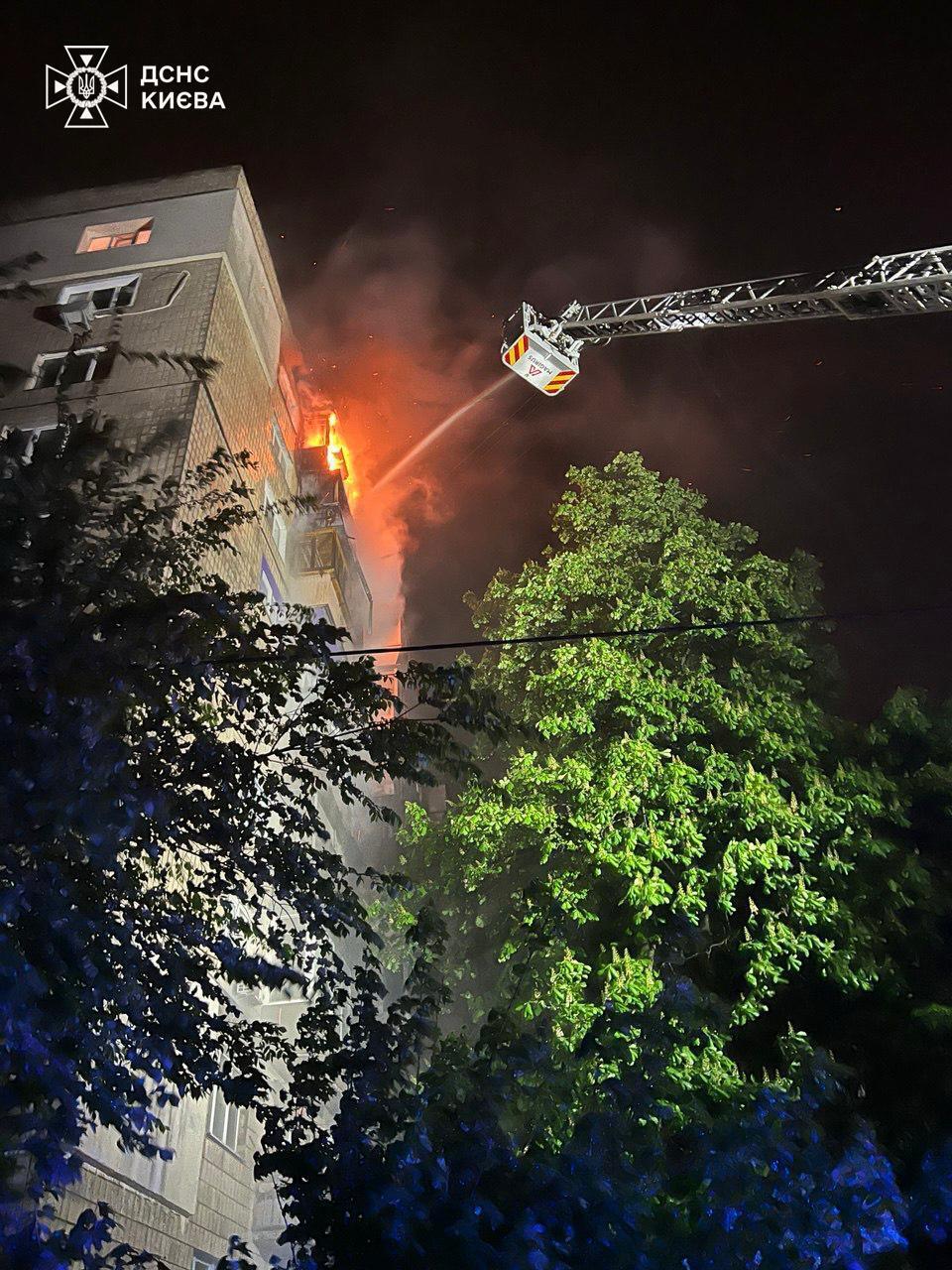 У Києві вночі загорілася багатоповерхівка: врятували 14 осіб. Фото