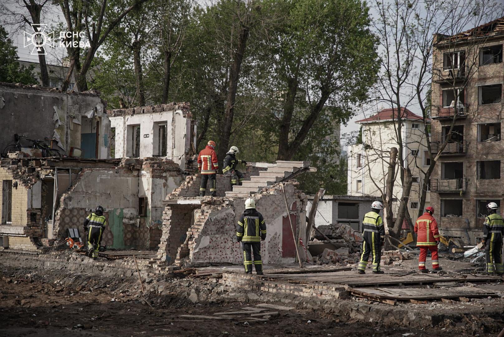 В ГСЧС показали место российского удара по Киеву: разбор завалов продолжается. Фото