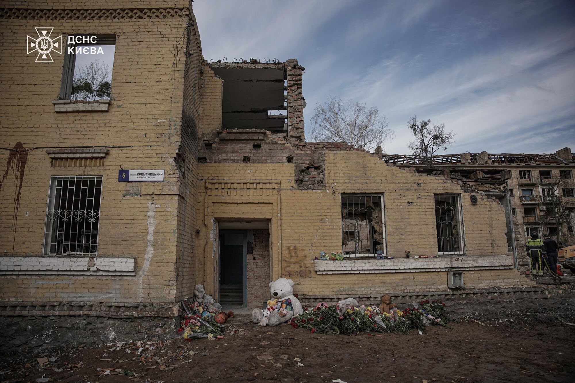 В ГСЧС показали место российского удара по Киеву: разбор завалов продолжается. Фото