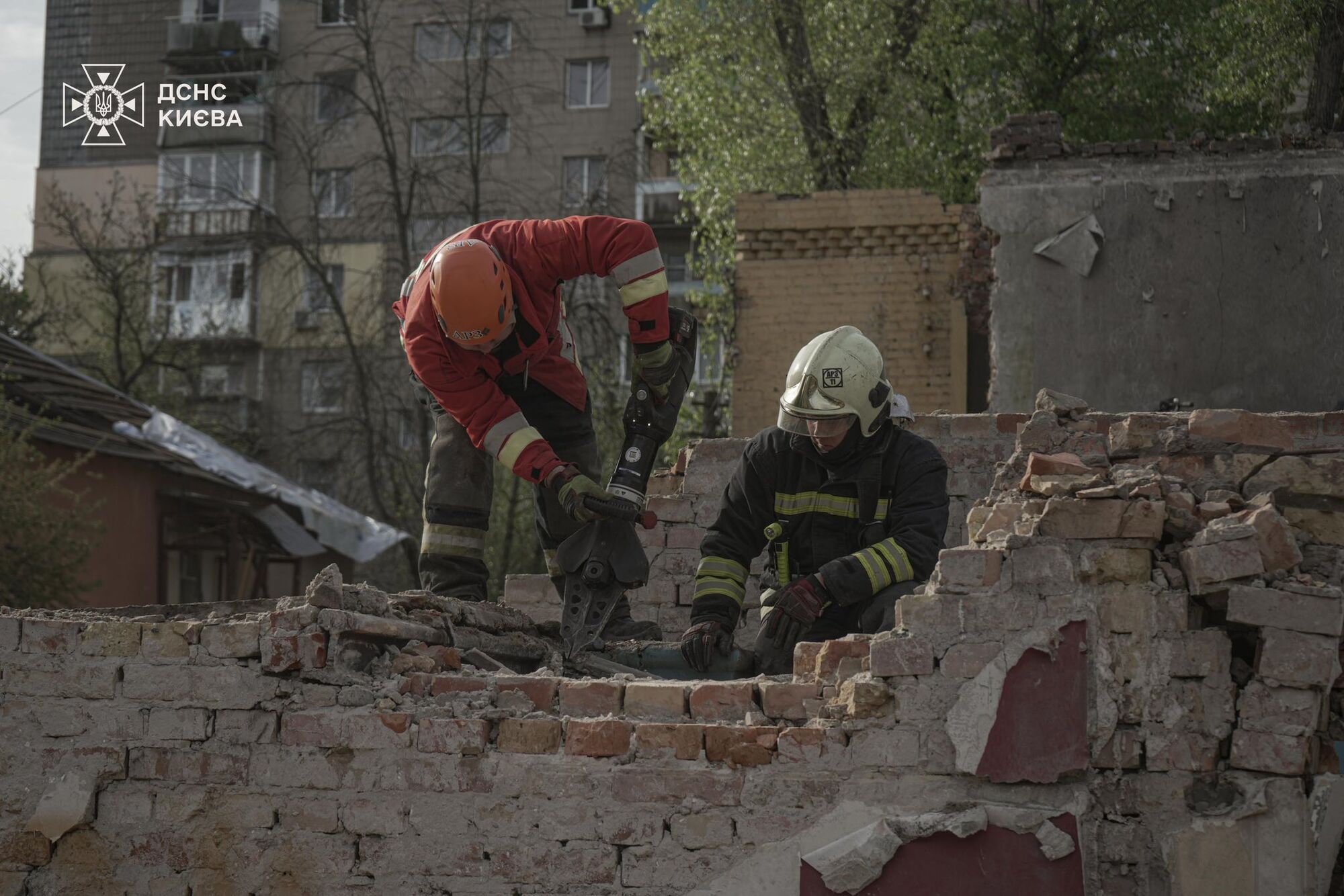 В ГСЧС показали место российского удара по Киеву: разбор завалов продолжается. Фото