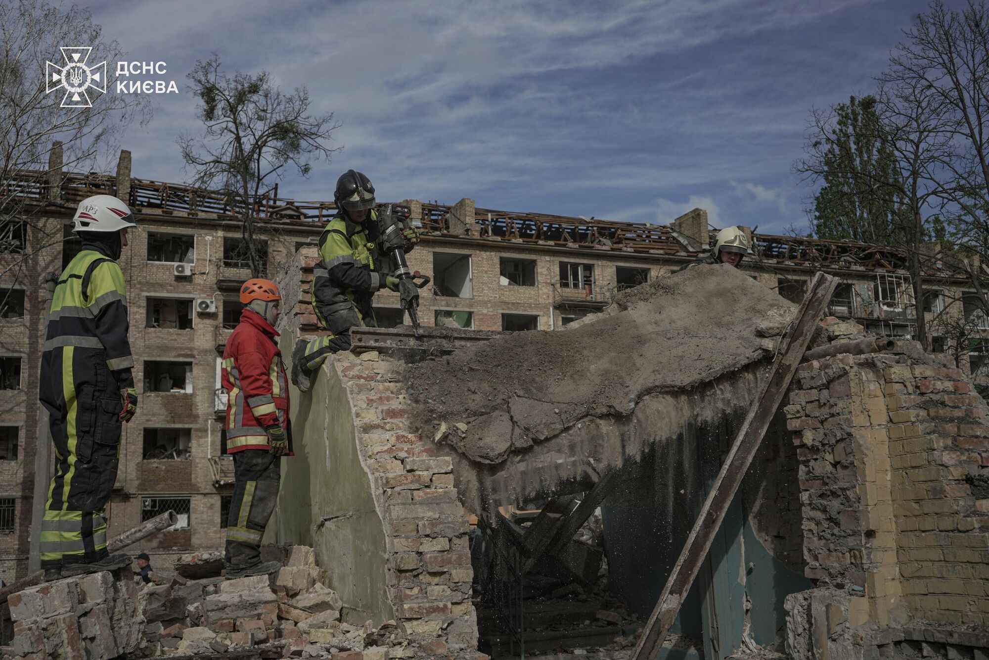 В ГСЧС показали место российского удара по Киеву: разбор завалов продолжается. Фото