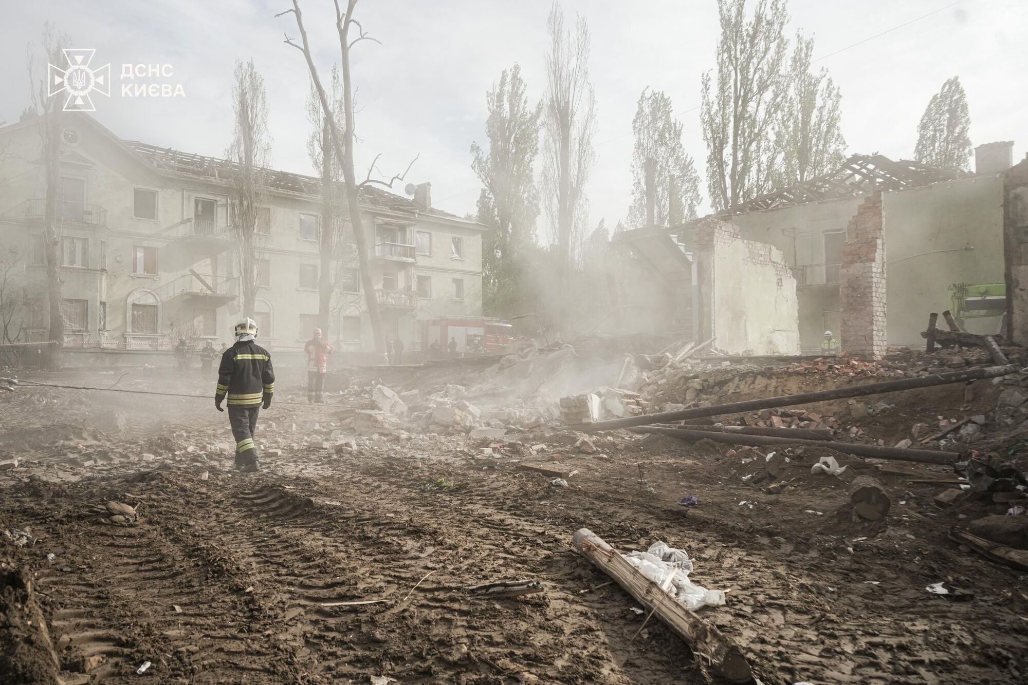 В ГСЧС показали место российского удара по Киеву: разбор завалов продолжается. Фото