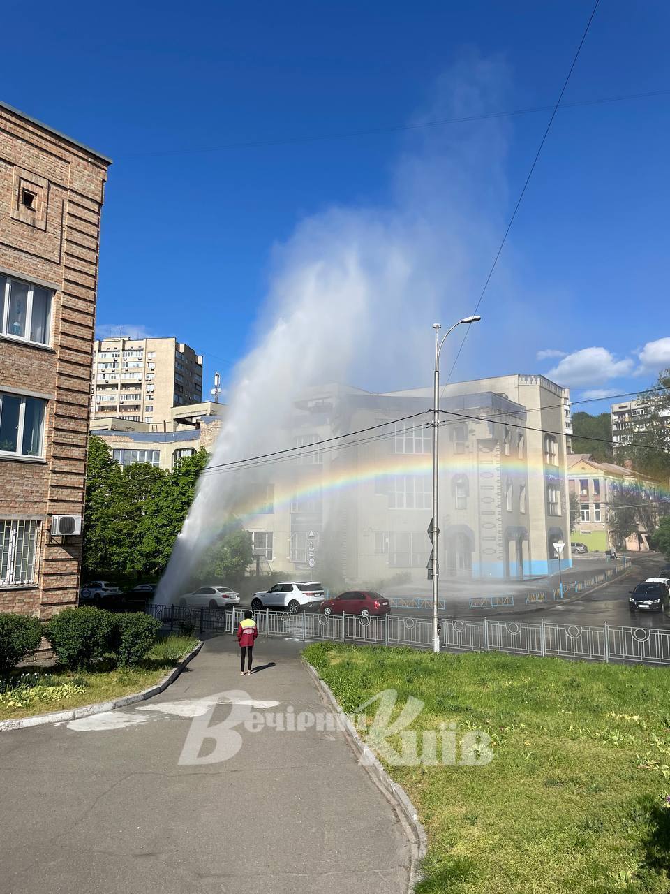 Из-под земли бил гейзер высотой в несколько этажей: в Киеве на Печерске произошел прорыв трубы. Відео и фото