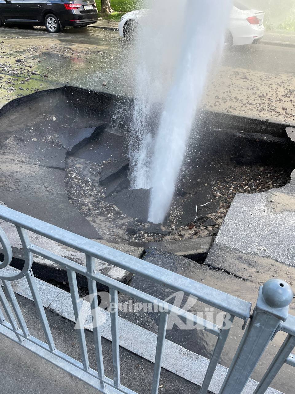 Из-под земли бил гейзер высотой в несколько этажей: в Киеве на Печерске произошел прорыв трубы. Відео и фото