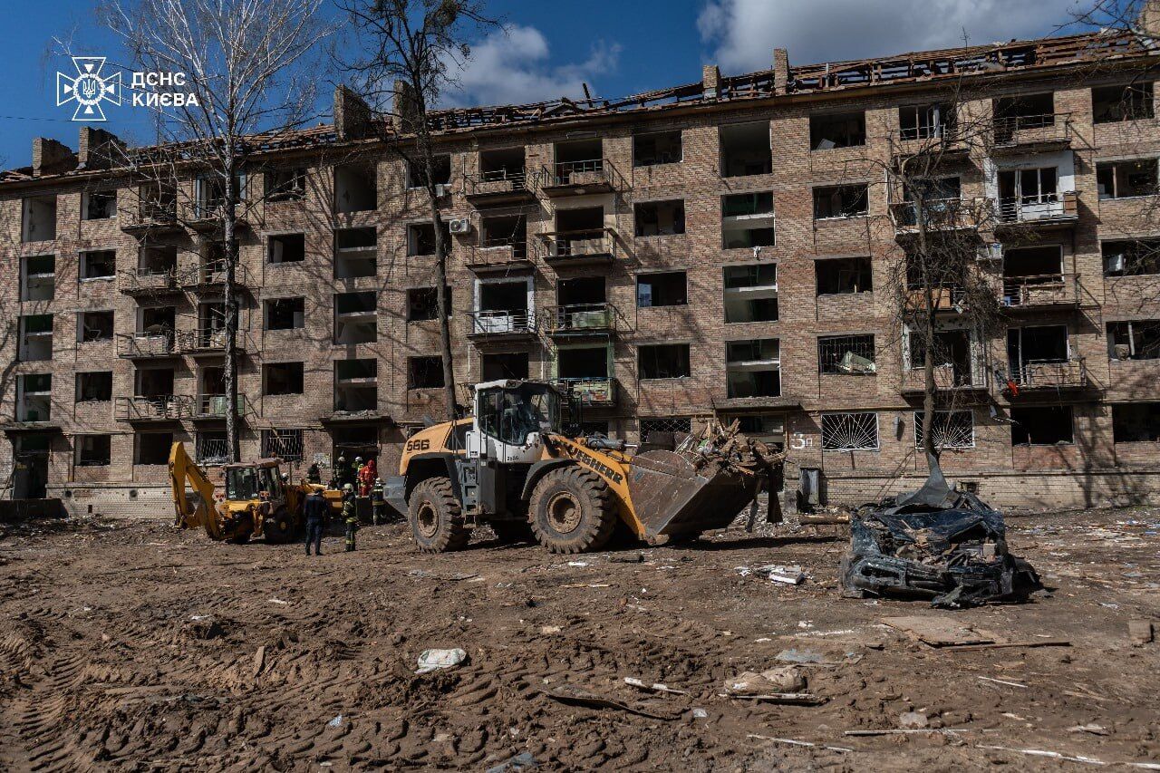 В Святошинском районе Киева завершили ликвидацию последствий российского удара, от которого погибли 12 человек. Фото