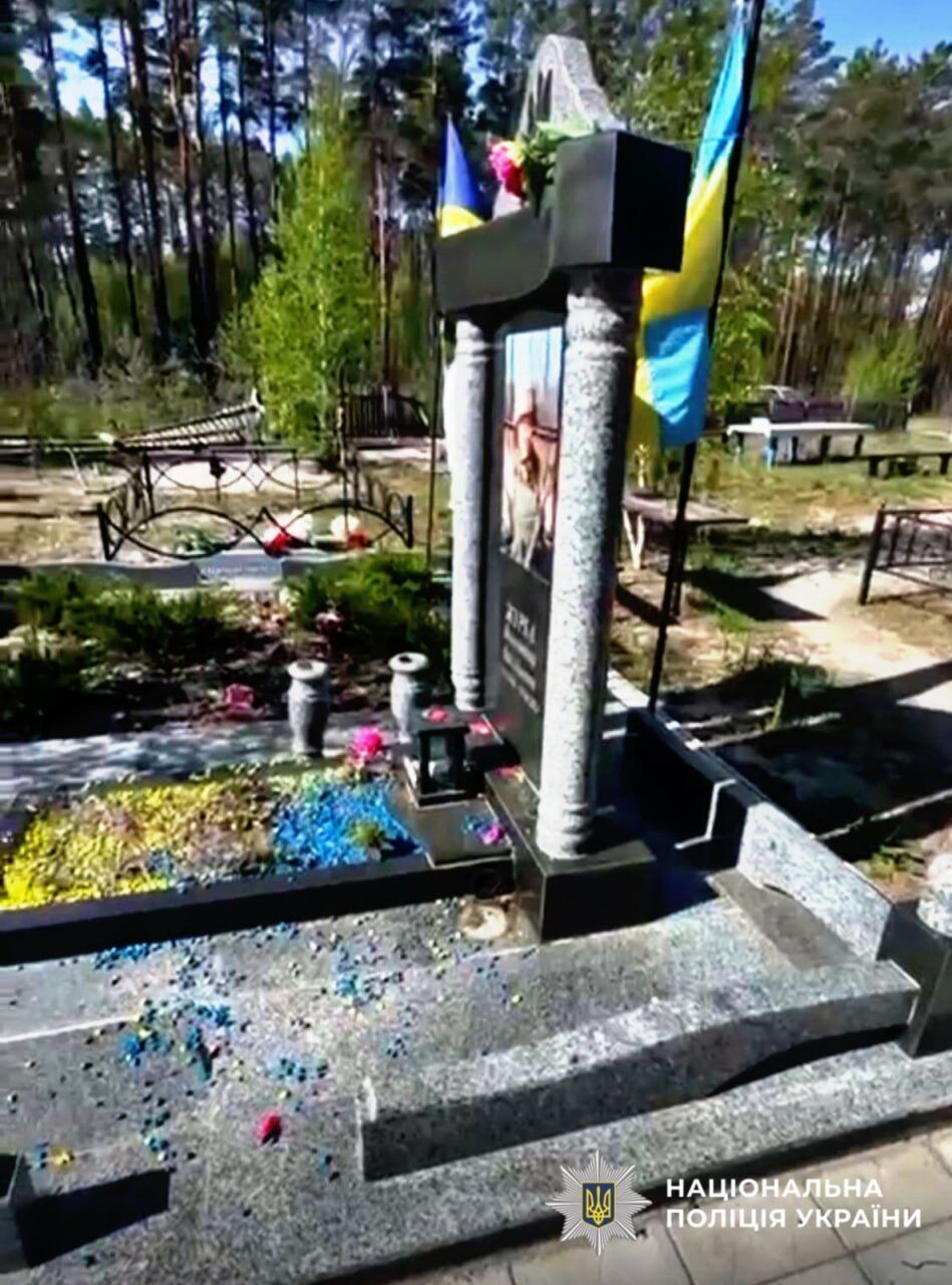 В Киевской области женщина надругалась над могилой военного: ей сообщили о подозрении. Фото