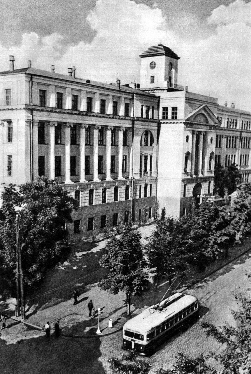 В сети показали, как в 1950-60-х годах выглядела одна из известных улиц центра Киева. Ретро-фото