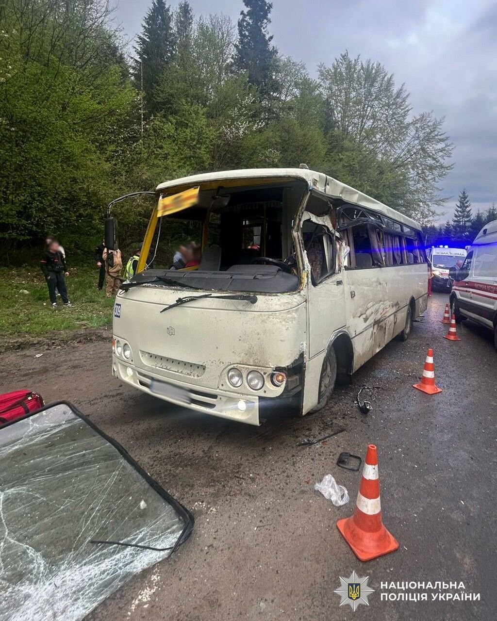 На Львовщине грузовик столкнулся с автобусом: погибла девочка, есть пострадавшие. Фото
