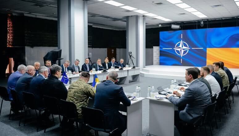 Визначили пріоритети спільної роботи: Україна і НАТО провели неоголошену зустріч у Києві. Фото
