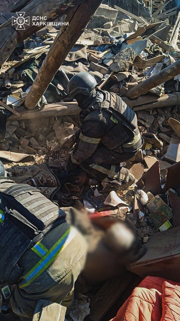 На Харківщині з-під завалів дістали тіло чоловіка після атаки ворога по Куп’янську. Фото