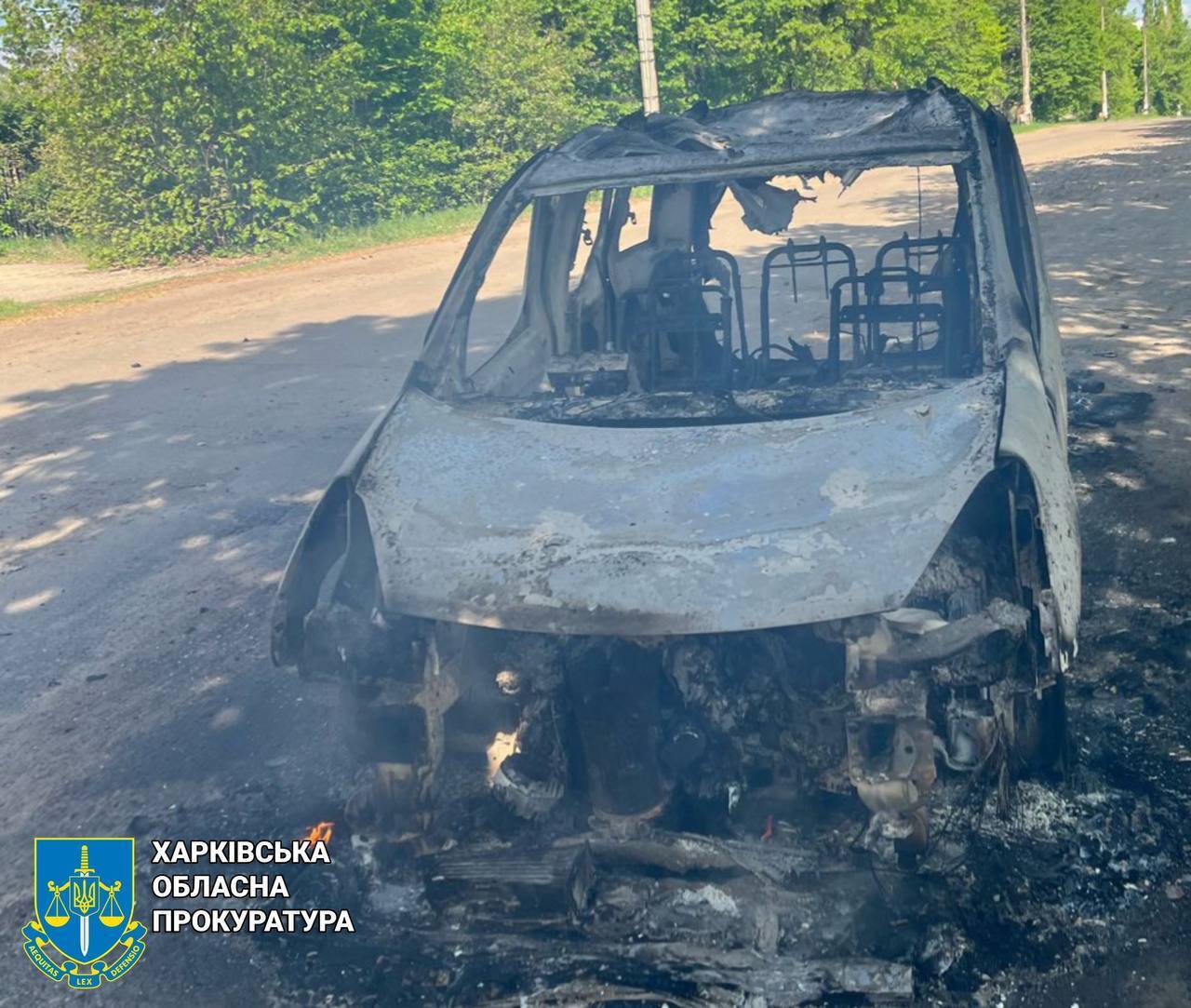 Російський дрон ворога вдарив поруч з цивільною автівкою у Купʼянську.