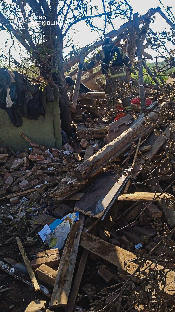 На Харківщині з-під завалів дістали тіло чоловіка після атаки ворога по Куп’янську. Фото
