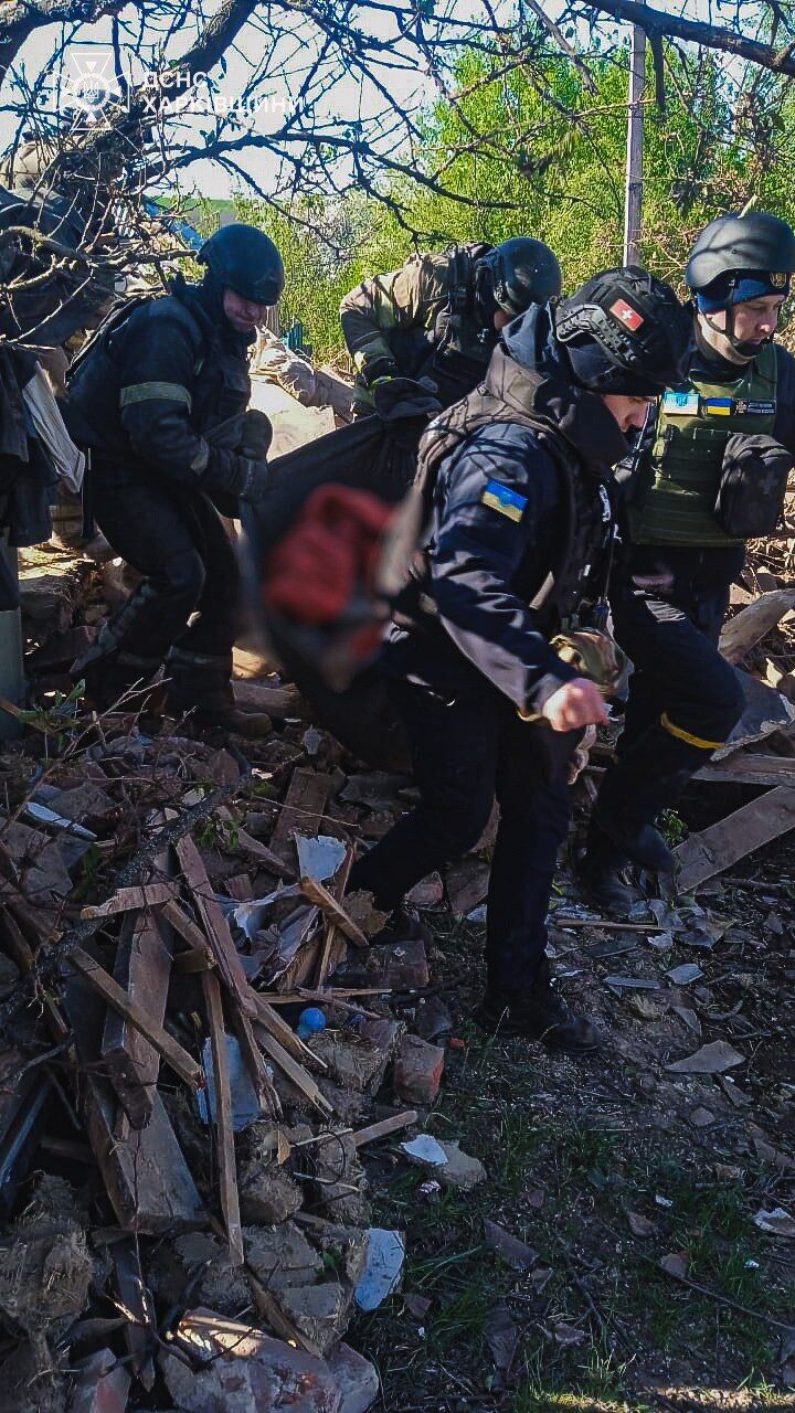 На Харківщині з-під завалів дістали тіло чоловіка після атаки ворога по Куп’янську. Фото