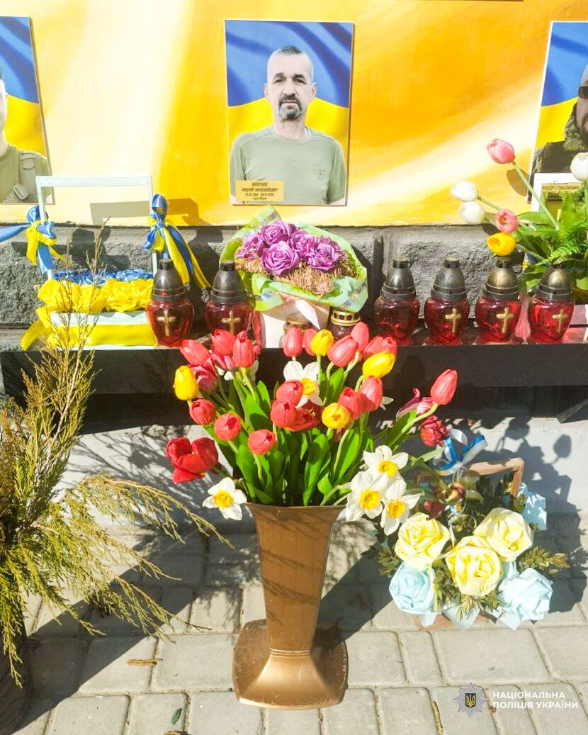 На Рівненщині хлопець вкрав квіти зі стели загиблих Героїв та подарував дівчині
