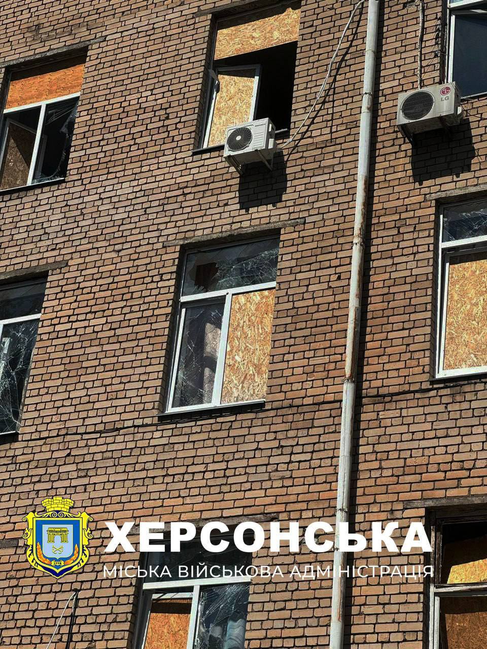Российская авиация снова нанесла удары по Херсону: повреждены две многоэтажки, есть раненые