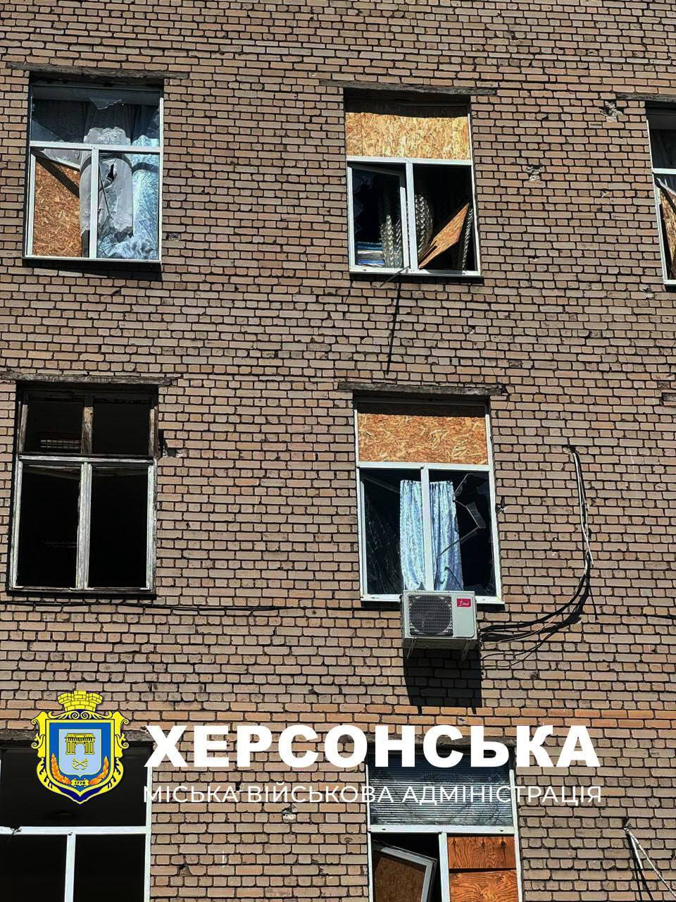 Российская авиация снова нанесла удары по Херсону: повреждены две многоэтажки, есть раненые