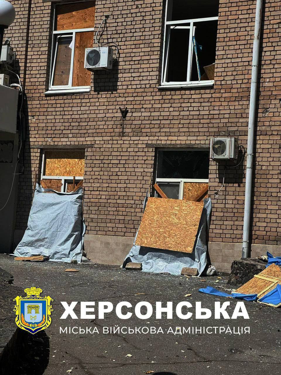 Российская авиация снова нанесла удары по Херсону: повреждены две многоэтажки, есть раненые