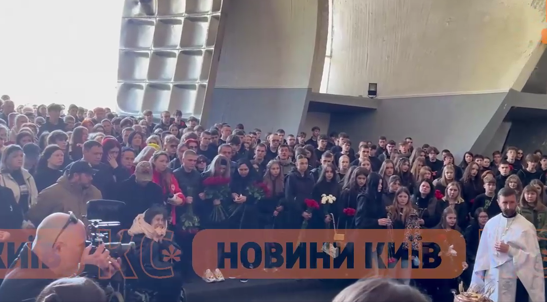 У Києві прощаються  з 17-річним Данилом Худею та його батьками, яких вбила Росія. Фото і відео