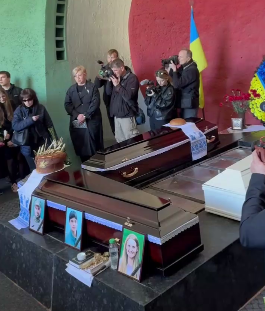 У Києві прощаються  з 17-річним Данилом Худею та його батьками, яких вбила Росія. Фото і відео