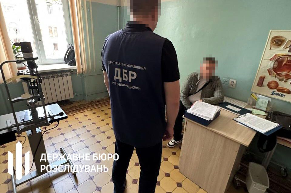 Підробка медичних довідок для ухилянтів: на Буковині викрили й затримали голову ВЛК. Фото