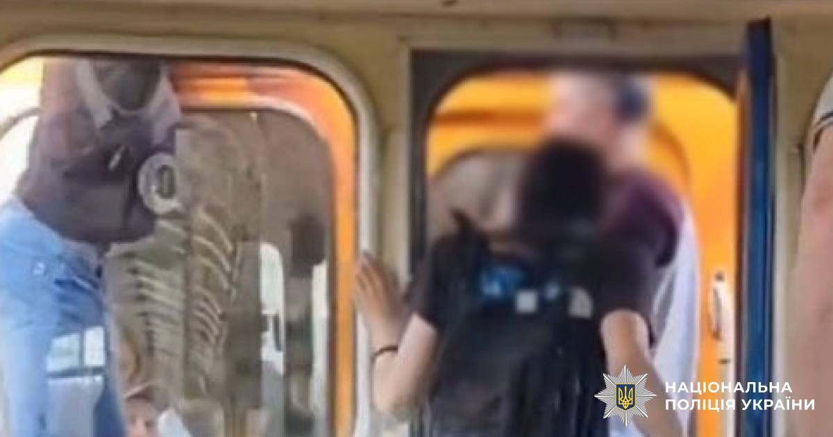 Снимали свою поездку на видео: между вагонами метро Киева обнаружили двух подростков-"зацеперов". Подробности и фото