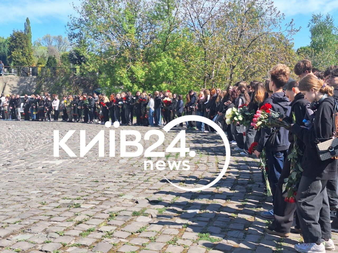 У Києві прощаються  з 17-річним Данилом Худею та його батьками, яких вбила Росія. Фото і відео