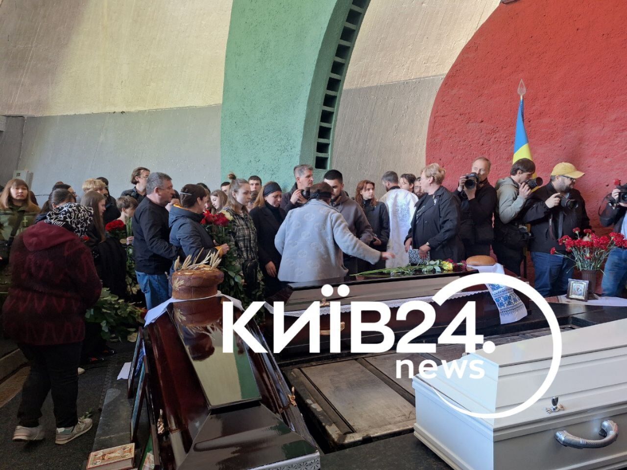 У Києві прощаються  з 17-річним Данилом Худею та його батьками, яких вбила Росія. Фото і відео