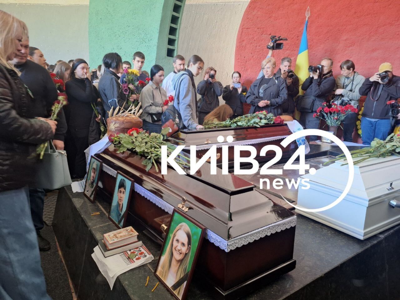 У Києві прощаються  з 17-річним Данилом Худею та його батьками, яких вбила Росія. Фото і відео