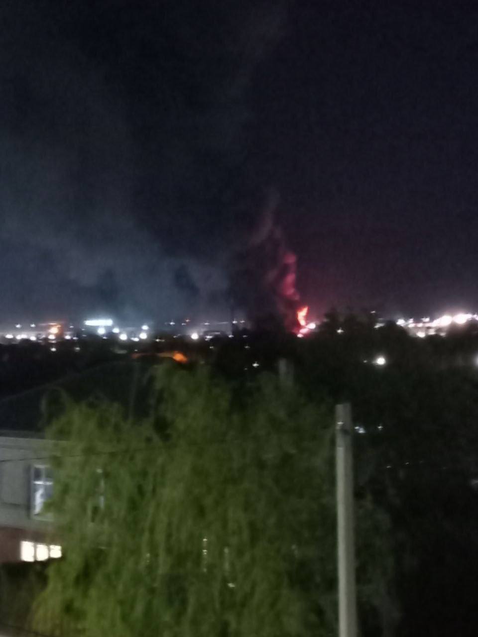 У Новоросійську пролунали потужні вибухи: повідомляють про пожежу біля нафтобази. Відео