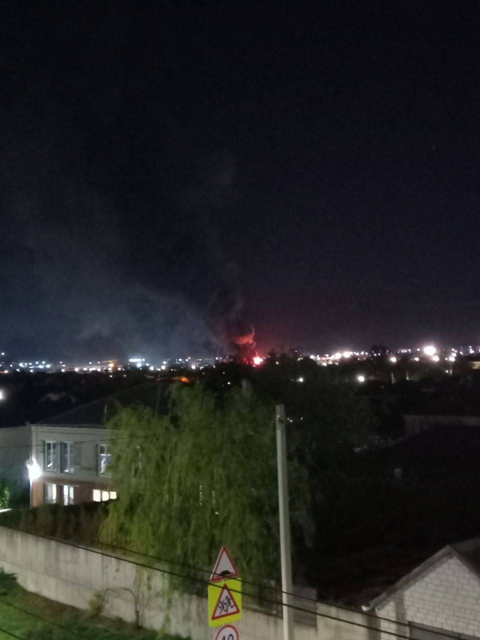 У Новоросійську пролунали потужні вибухи: повідомляють про пожежу біля нафтобази. Відео