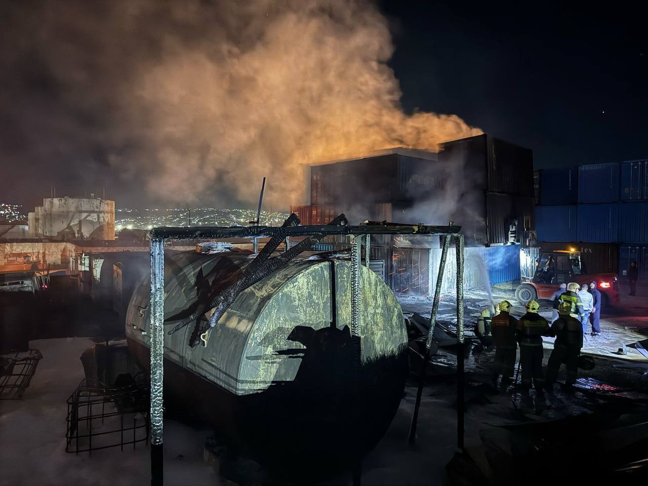 У Новоросійську пролунали потужні вибухи: повідомляють про пожежу біля нафтобази. Відео