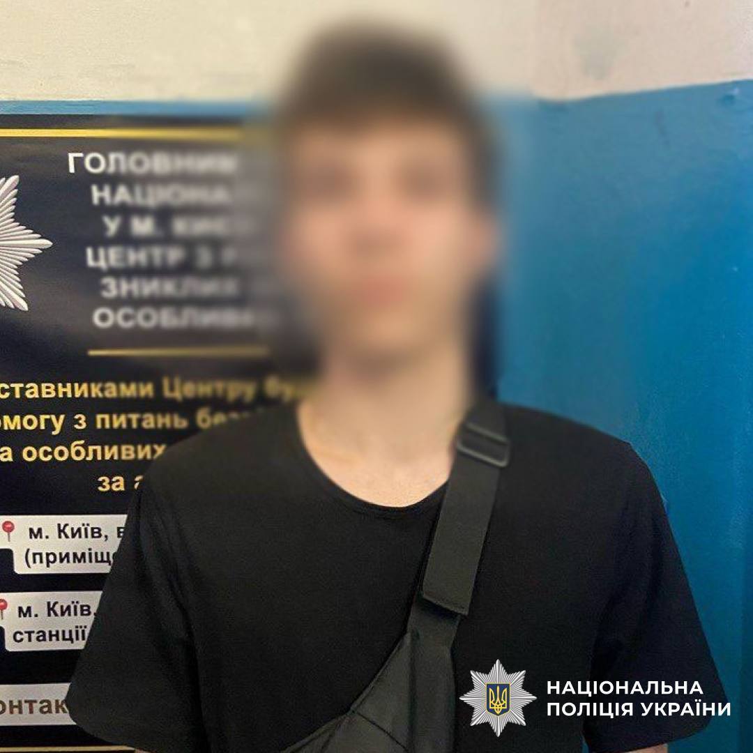Снимали свою поездку на видео: между вагонами метро Киева обнаружили двух подростков-"зацеперов". Подробности и фото