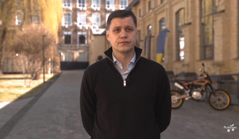 Дружина іноді заробляє більше: комік Роман Грищук, який став нардепом, розсекретив свій заробіток і витрати на місяць