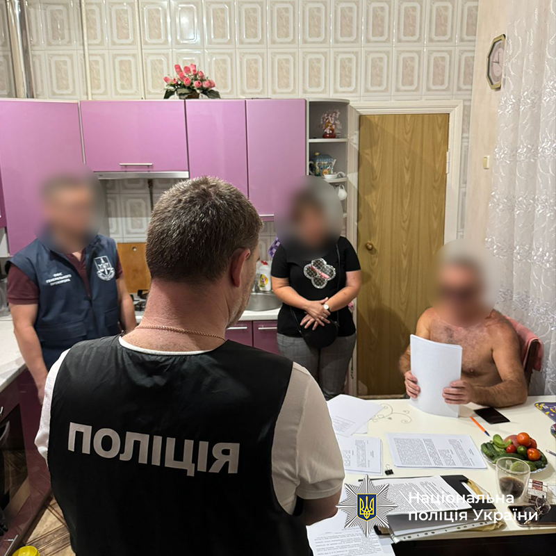 Восьми фігурантам злочинної групи оголошено підозри